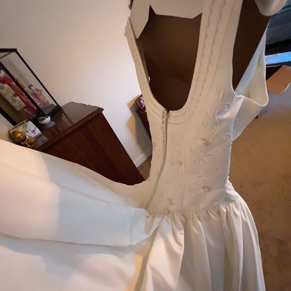 Michaelangelo Wedding dress Ivory Size 8, veil and petticoat - Picture 5 of 9